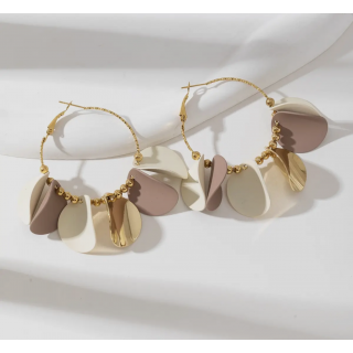 Boucles d'oreille créoles, pétales colorées résines dorées
