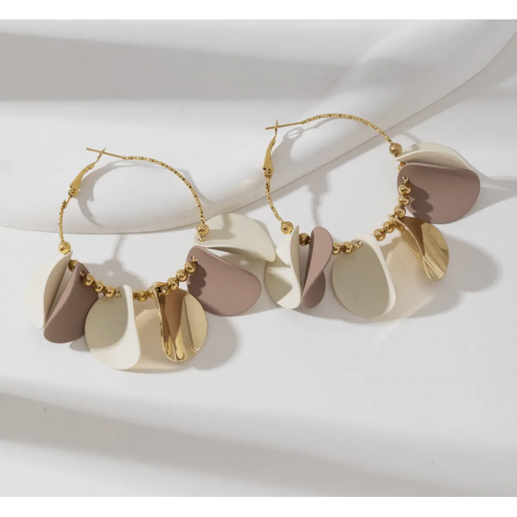 Boucles d'oreille créoles, pétales colorées résines dorées