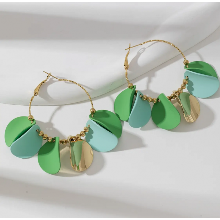 Boucles d'oreille créoles, pétales colorées résines dorées