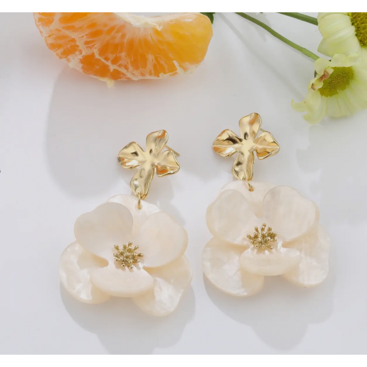 Boucles d'oreilles pendantes fleurs résines et boucles dorées