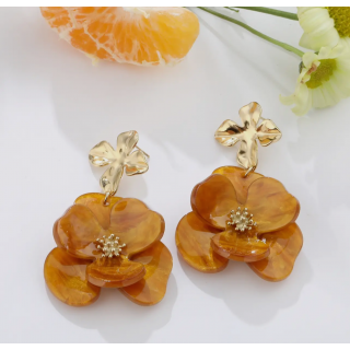 Boucles d'oreilles pendantes fleurs résines et boucles dorées