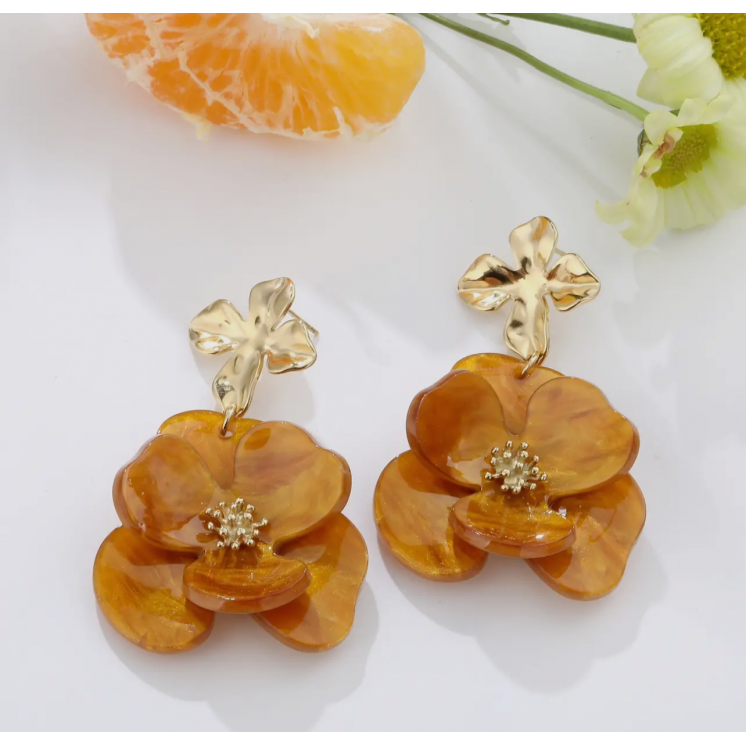 Boucles d'oreilles pendantes fleurs résines et boucles dorées