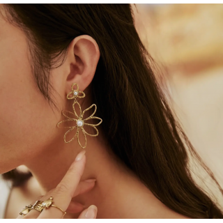 boucles d'oreilles pendantes dorées fleurs perles