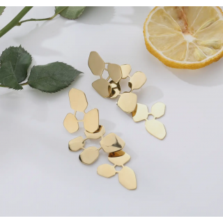 Boucle d'oreille pendante dorée brillante feuillage