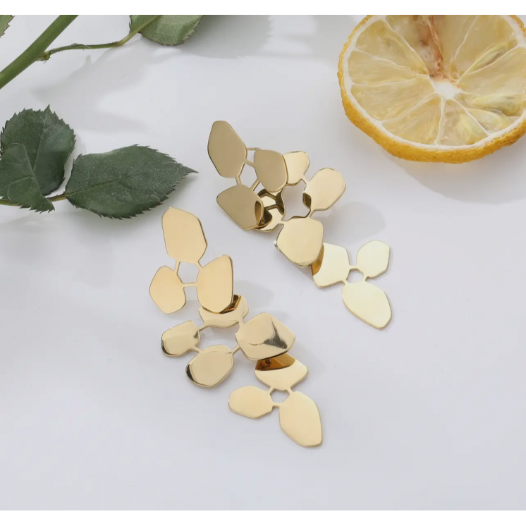 Boucle d'oreille pendante dorée brillante feuillage