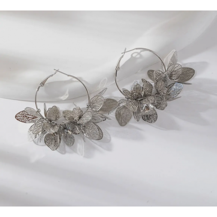 Boucles d'oreille créoles, pétales fleurs argentées