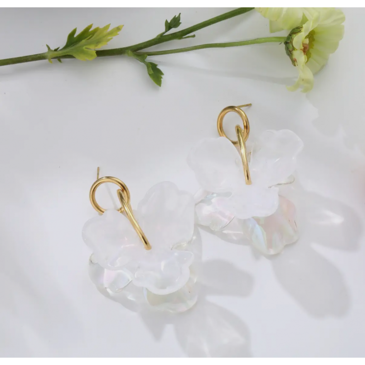 Boucles d'oreilles pendantes pétales blanches résine