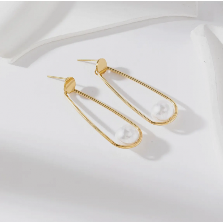 Boucles d'oreilles pendantes dorées avec perles