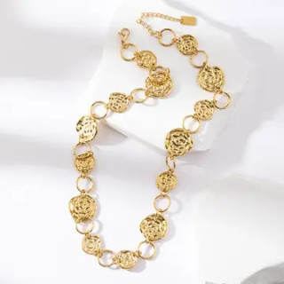 Sautoir doré avec cercles pleins et vides