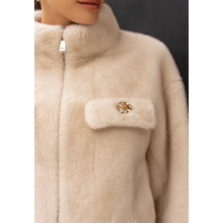 Manteau veste courte fausse fourrure beige claire, poches poitrines avec bijoux, fermeture éclaire et col montant.