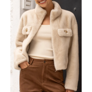 Manteau veste courte fausse fourrure beige claire, poches poitrines avec bijoux, fermeture éclaire et col montant.