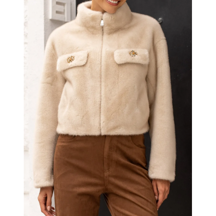 Manteau veste courte fausse fourrure beige claire, poches poitrines avec bijoux, fermeture éclaire et col montant.