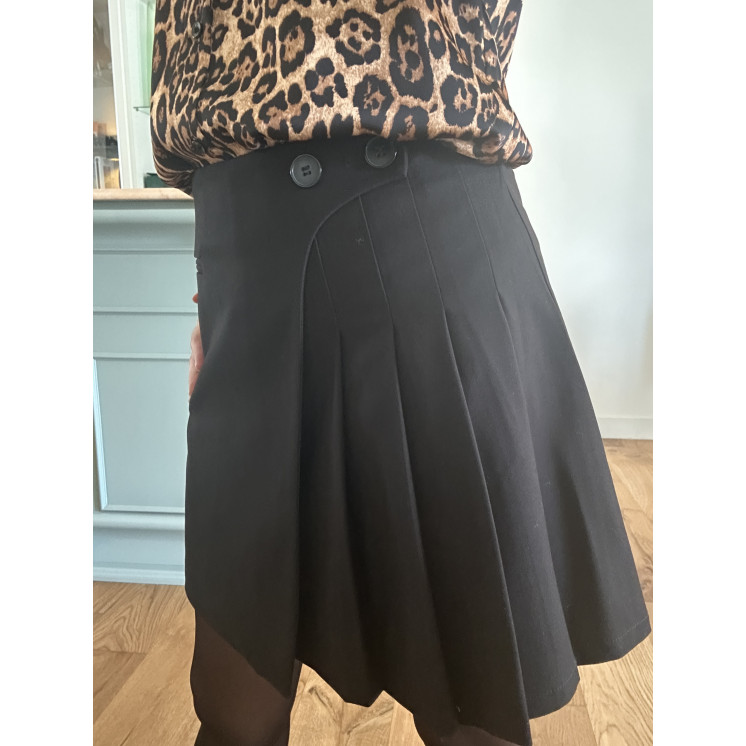 jupe short noir droite détail plissé sur le côté 2 boutons décoratifs