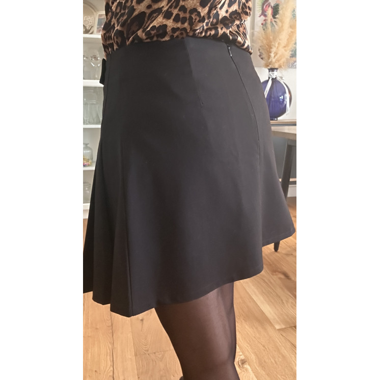 jupe short noir droite détail plissé sur le côté 2 boutons décoratifs